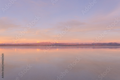 Sonnenuntergang in der Salzwüste Salar de Uyuni in Bolivien