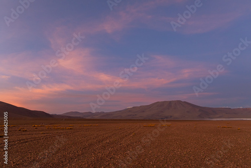 Sonnenuntergang in der Salar de Uyuni in Bolivien