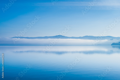 北海道、早朝の洞爺湖、幻想的な風景