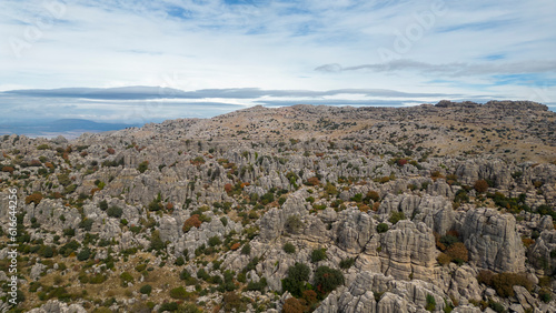  vista aérea de las formaciones rocosas del paraje natural del torcal de Antequera, Andalucía