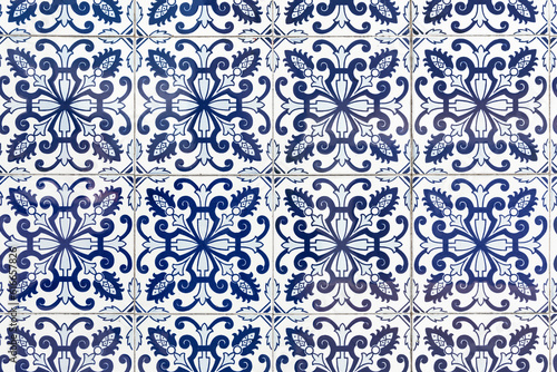 Portugiesische Keramikkacheln (Azulejos) als Wanddekoration