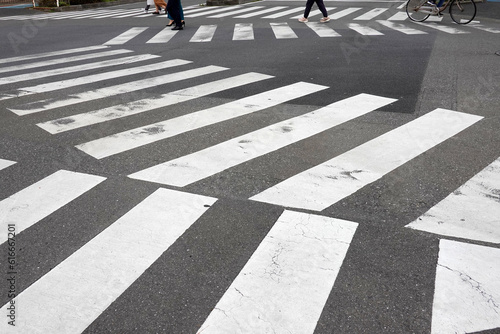 複雑な模様を描く日本の横断歩道