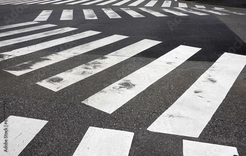 複雑な模様を描く日本の横断歩道 © otochan
