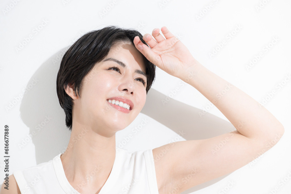 美白、ホワイトニングやシミそばかす予防などの白くて明るい顔のアップの美容イメージ　眩しくて見上げる