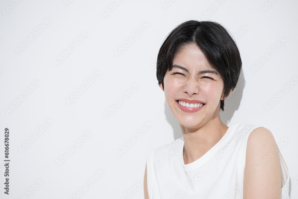 Beauty image of a close-up of an Asian woman's face with a tan and UV rays, easy to use for a summer image Bright copy space looking at camera Beauty image of a close-up of an Asian woman's face with a tan and UV rays, easy to use for a summer image Bright copy space looking at camera