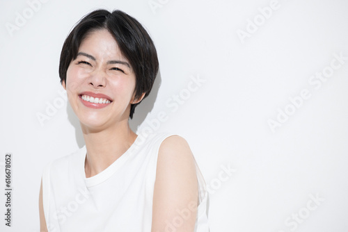 夏のイメージに使いやすい日焼けや紫外線のアジア系女性の顔のアップの美容イメージ　明るいコピースペース © kapinon