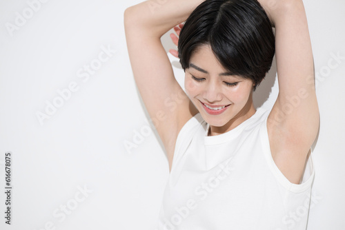 夏のイメージに使いやすい脱毛や紫外線のアジア系女性のイメージ 明るい 左にコピースペース