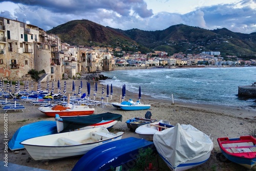 Wundersch  ner Blick auf Strand und Boote in der Stadt Cefalu auf Sizilien