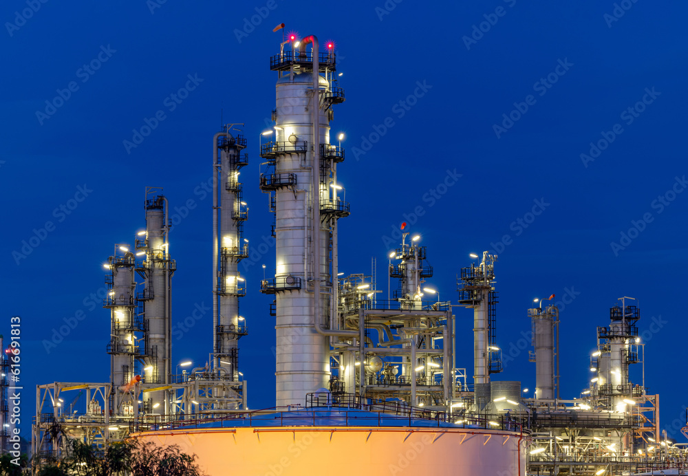 Obraz premium Oil and gas refinery plant firm industry zone at night.Oil and gas Industrial petrochemical fuel power and energy.Chemical Industry.Gas storage tanks and oil storage tank in refinery industrial plant.