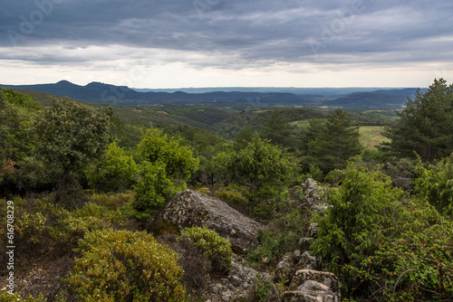 Paysage sous un ciel menaçant depuis le parc du Prieuré Saint-Michel de Grandmont photo