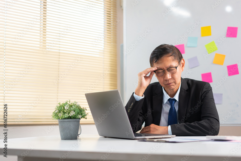 Concept of modern leadership, Senior in business is taking a break from hard work on new startup