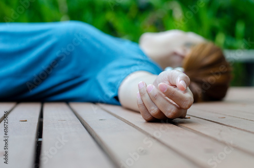Fotografía Hands of a young woman fainting in the park in the summer because of the hot weather