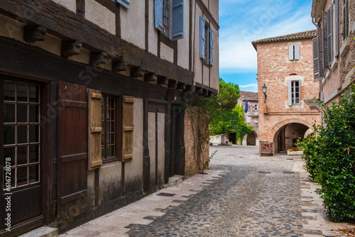 Les constructions en briques traditionnelles du moyen-age dans le village d  Auvillar sur le chemin de Saint Jacques de Compostelle.