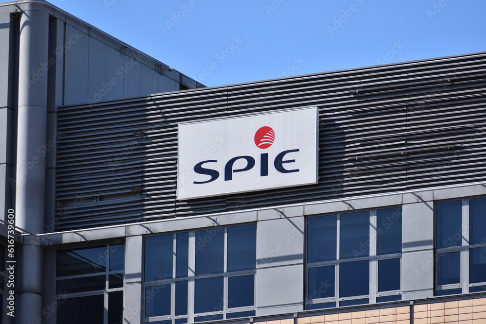  SPIE Building Solutions signage, logo, emblem on the facade, property Motiv 