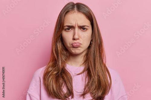 Photo Displeased young European woman smirking face reveals deep mistrust as she vehem