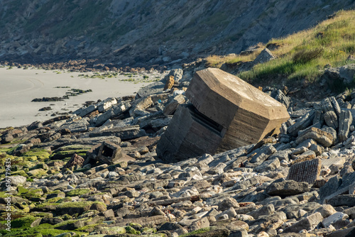 Blockhaus ayant chuté suite à l'érosion de la falaise qui le soutenait. Site de la Crèche à Boulogne-sur-Mer