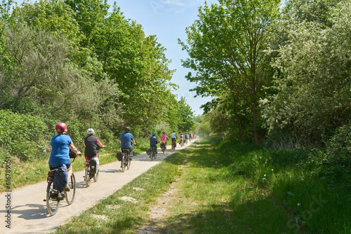 Weg mit Fahrradfahrern entlang der Steilküste zwischen den Orten Kühlungsborn und Heiligendamm an der deutschen Ostseeküste