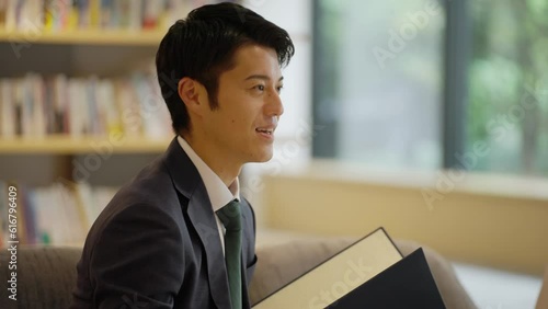 営業をするビジネスパーソン