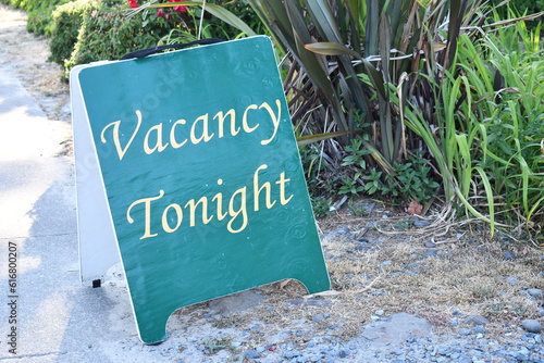 Obraz na plátně vacancy tonight sign on sidewalk