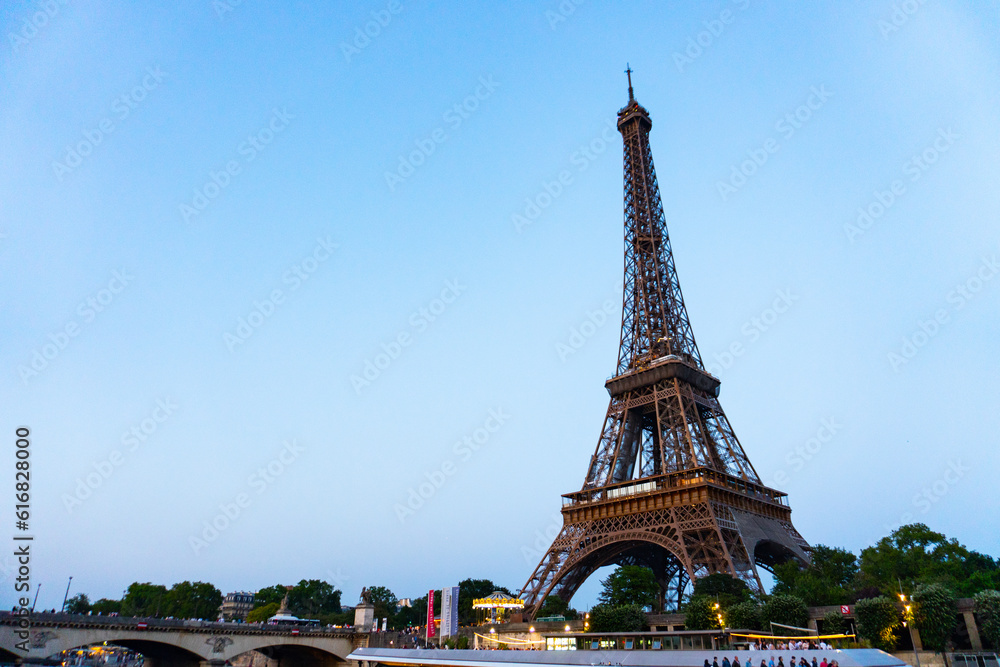 Fototapeta premium セーヌ河からみた昼間のエッフェル塔