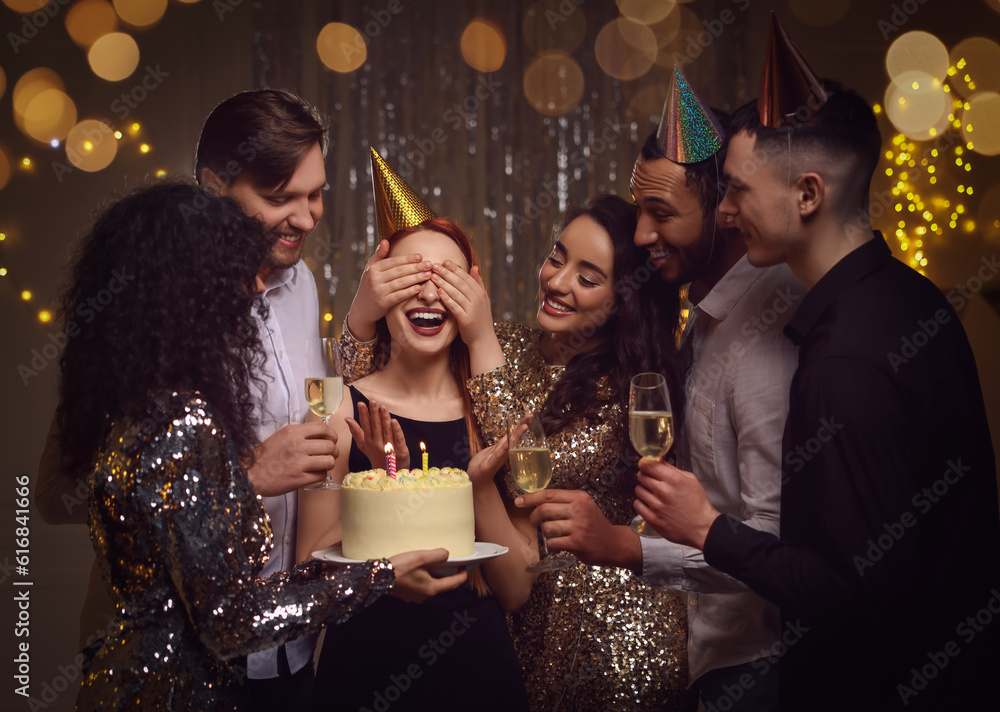 Φωτογραφία Happy friends with tasty cake and glasses of sparkling wine celebrating birthday
