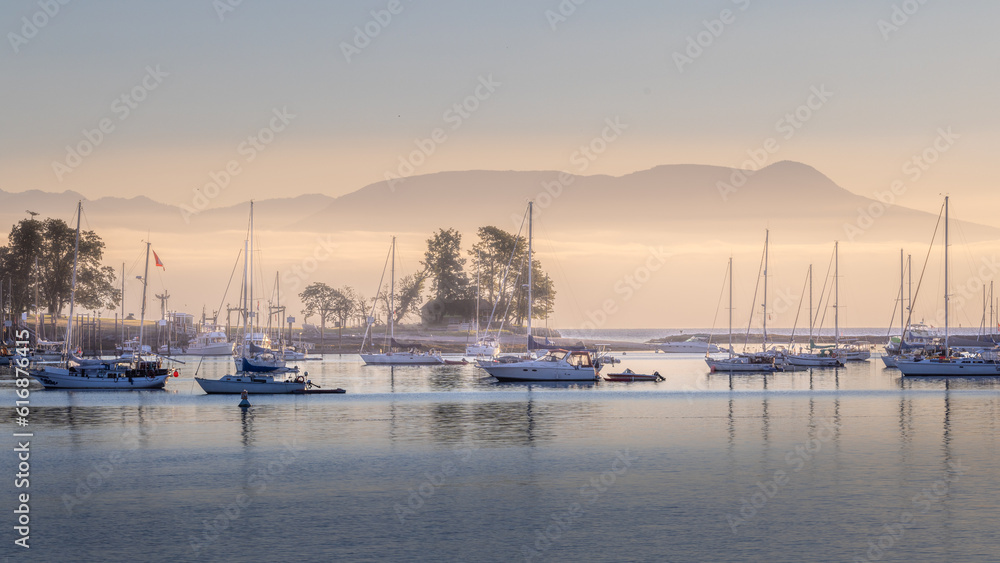 Fototapeta premium Nanaimo harbour boats in fog with mountains