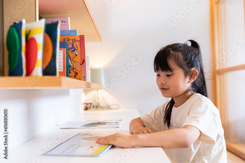 絵本を読む子ども　child reading a picture book