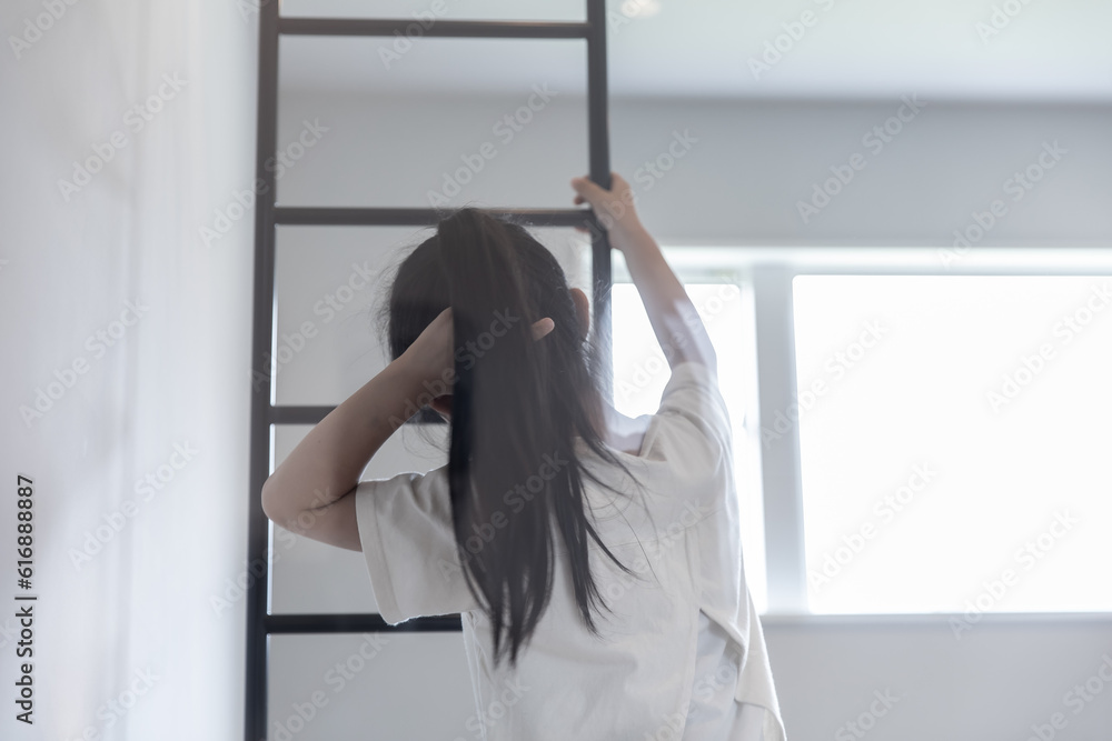 ロフトの階段に登る女の子 ロフトの階段に登る女の子