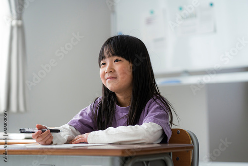 授業をうける日本人の小学生の女の子 photo