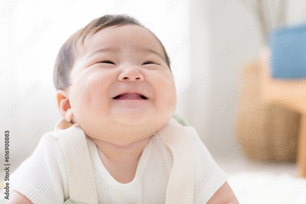 メインビジュアルにも！メチャクチャ尊い幸せそうな笑顔のふっくらしたモチモチの赤ちゃん