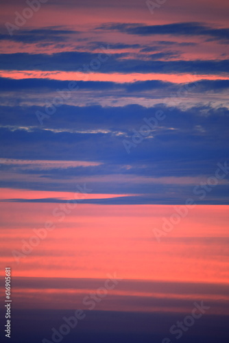 オレンジ色と雲とのグラデーションが美しい朝焼けの空 © M.Masary