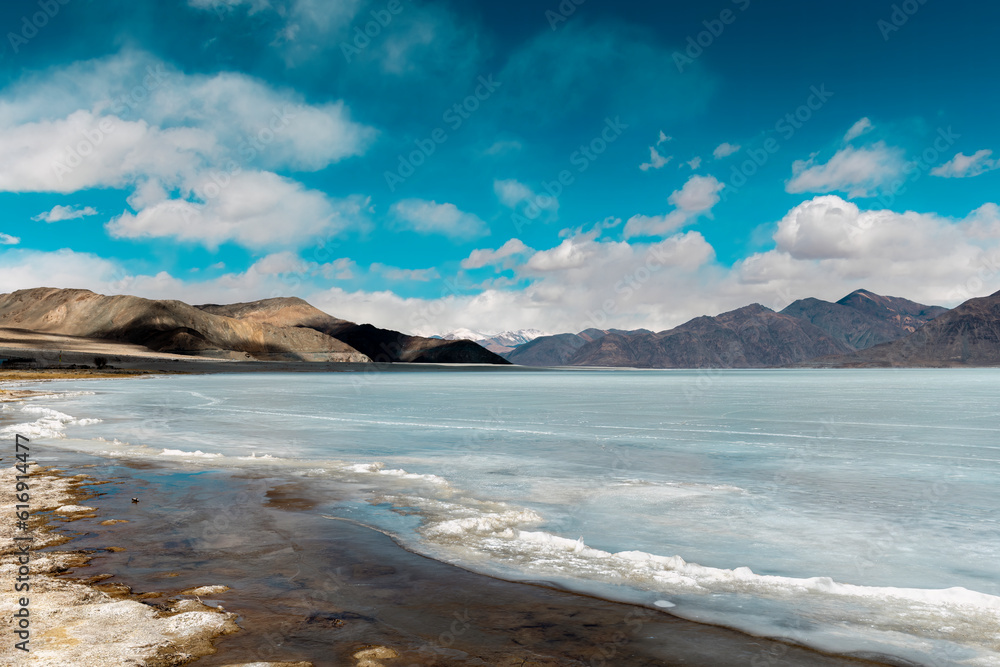 Obraz premium Icy Tranquility: A Captivating View of Frozen Pangong Lake under the Sunny Sky