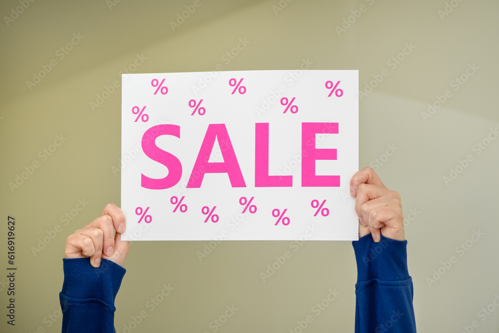 Kartka z napisem sale trzymana w dłoniach Kartka z napisem sale trzymana w dłoniach