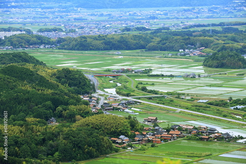 鳥取県の水田が広がる春の山間の住宅地