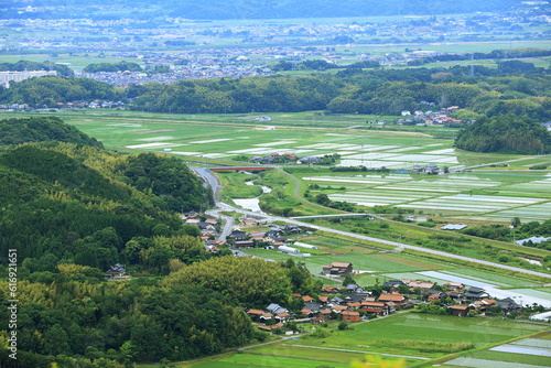 鳥取県の水田が広がる春の山間の住宅地 photo