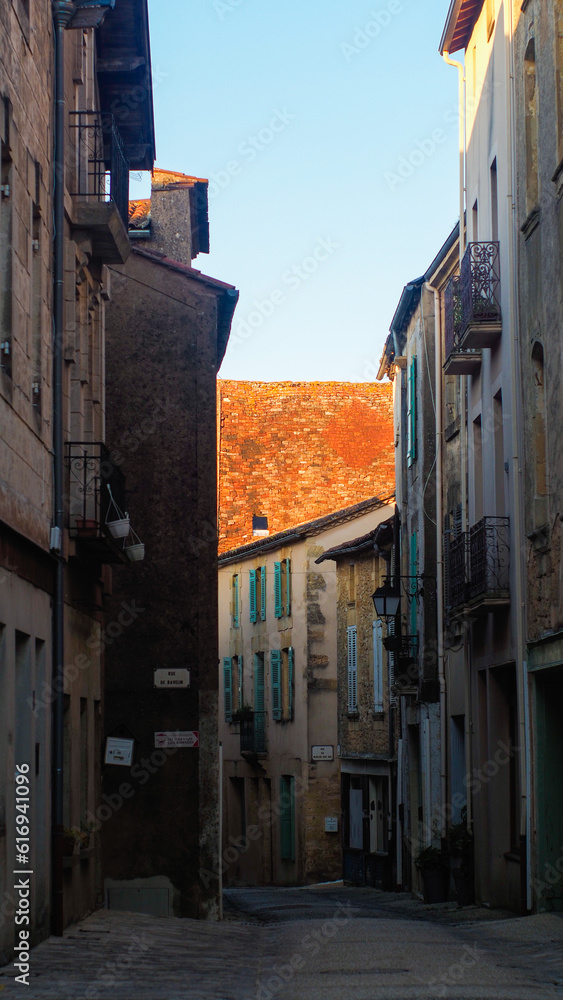 Balade dans les rues du village de Belvès, en Dordogne