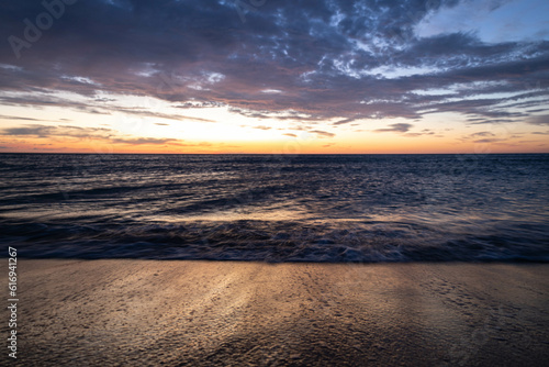 Paisaje de amanecer en la playa © KANJI