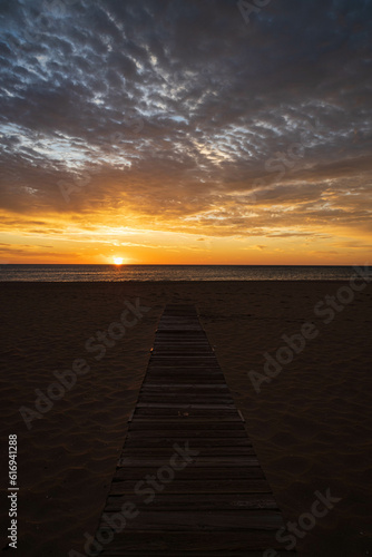 Fototapeta Naklejka Na Ścianę i Meble -  Paisaje de amanecer en la playa