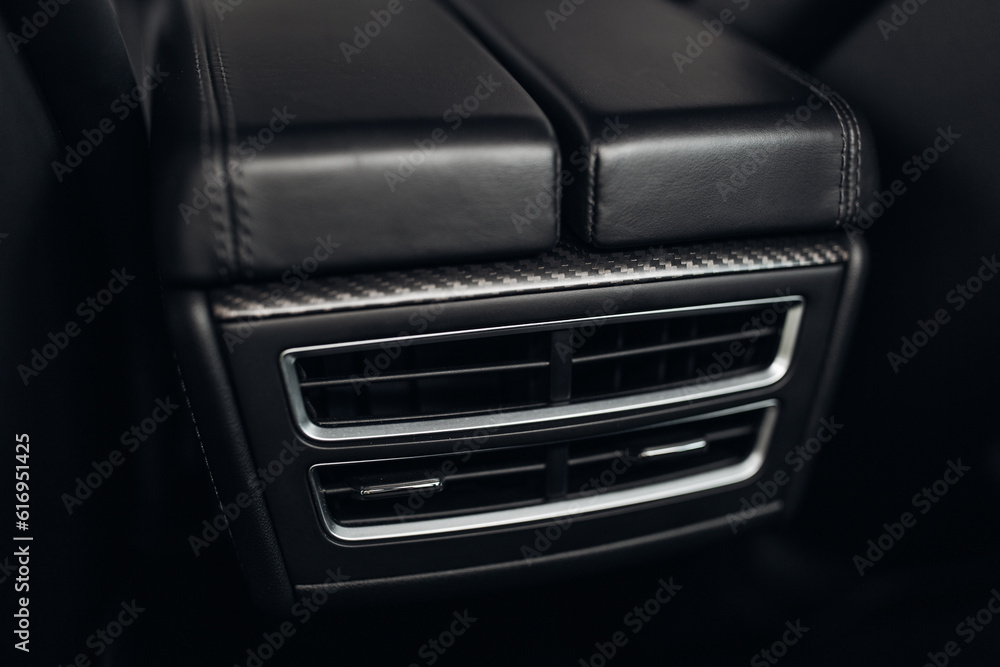 Rear passenger car seats row with an ac cooling system Rear passenger car seats row with an ac cooling system