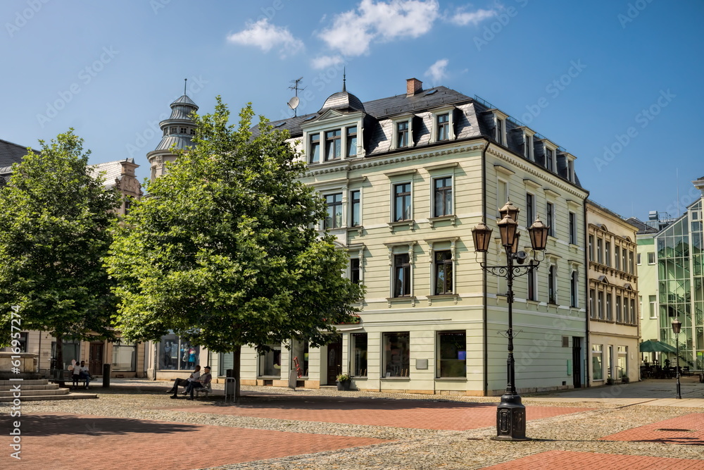 Obraz premium crimmitschau, deutschland - marktplatz mit alten Gebäuden