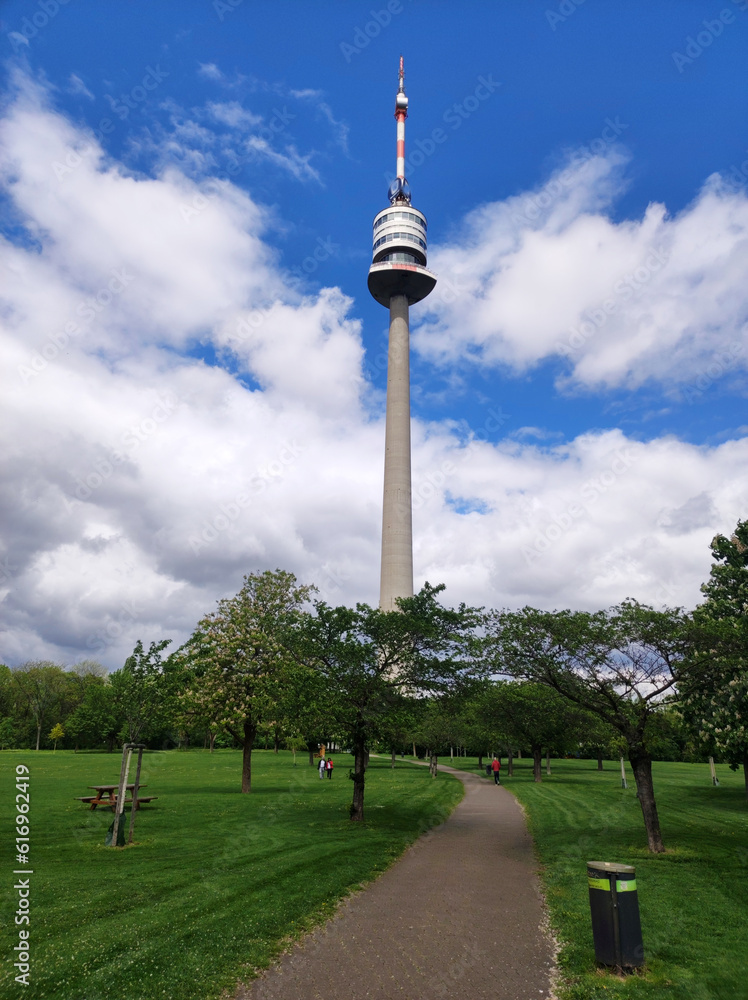 Obraz premium Danube Tower in Vienna seen from the Danube park
