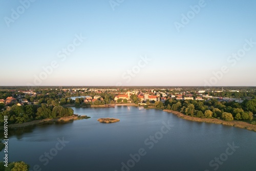 Fototapeta Naklejka Na Ścianę i Meble -  Miasto nad jeziorem