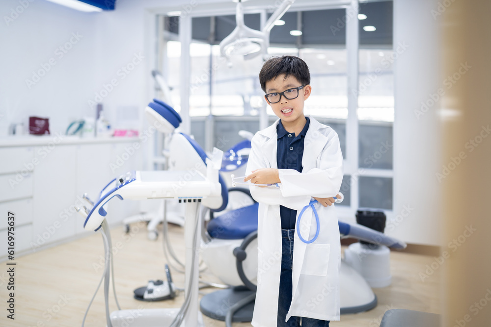 Obraz premium Little Asian doctor dentist
