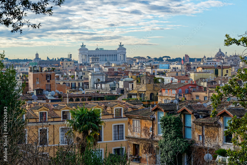 Fototapeta premium Vue sur les toits, les monuments et les clochers de Rome