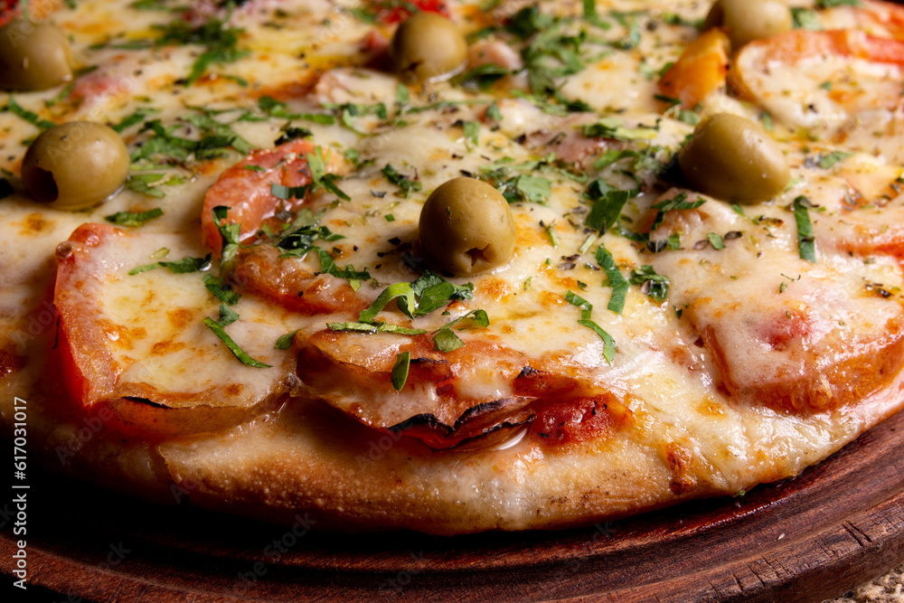 pizza napolitana con tomate queso y aceitunas pizza napolitana con tomate queso y aceitunas