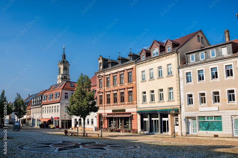 werdau, deutschland - marktplatz mit turm der marienkirche im hintergrund