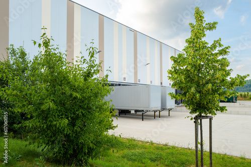 Container-Anhänger ohne LKW an Laderampen von Lagerhalle Warehouse  photo