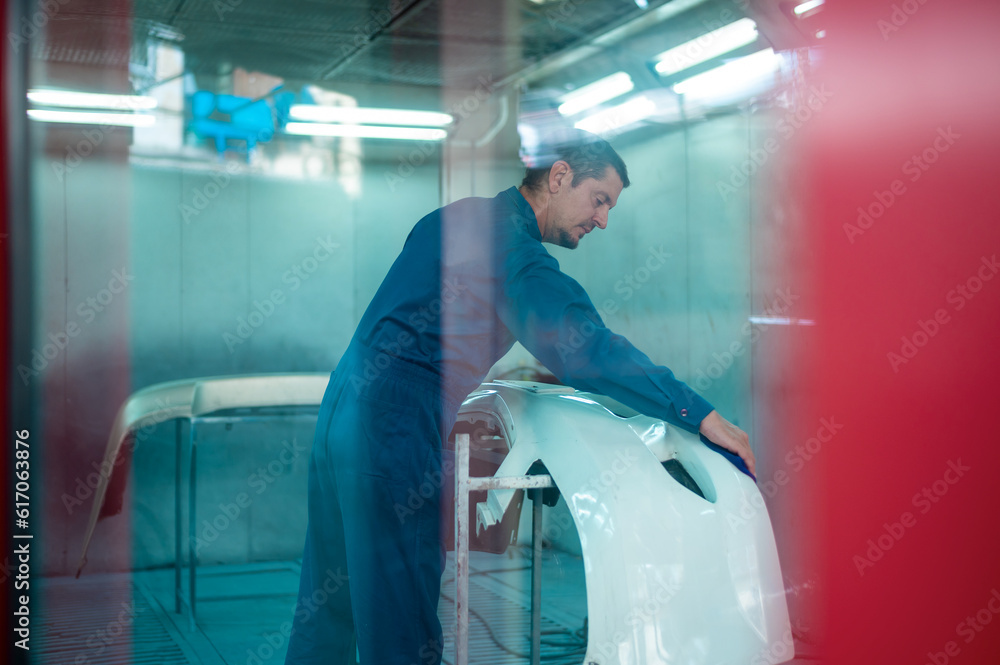 Φωτογραφία Caucasian man is cleaning car parts before spraying color in repair mechanic pai