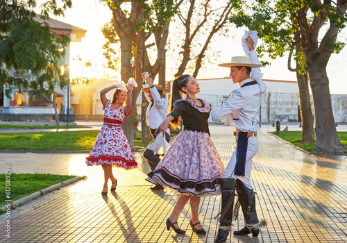 Murais de parede group of two Latin American couples of huaso dancing cueca in the town square at