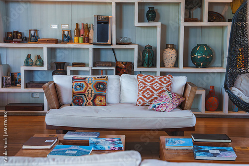 Φωτογραφία Luxury living room with antique pots and books on shelf of Costa Rica